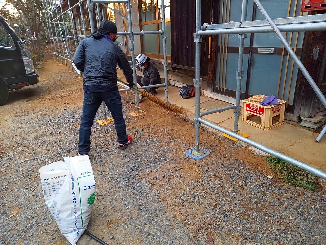 工事の清掃をするスタッフ　雨樋交換